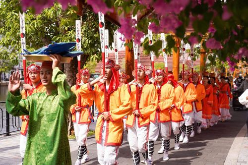 Lồng ghép trình diễn hát bả trạo ở VinWonders Nam Hội An (xã Thăng An) để làm phong phú hơn trải nghiệm bản sắc địa phương đến du khách. Ảnh: QUỐC TUẤN