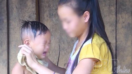 Chưa thể tự lo cho mình, nhiều bé gái đã phải học cách chăm con.