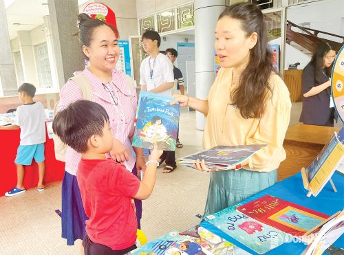 Trẻ em lựa sách tại Lễ hội Sách tranh thiếu nhi Việt Nam. Ảnh: Thùy Trang