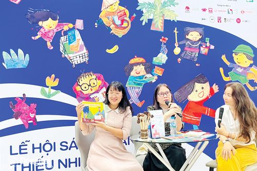 Các diễn giả trao đổi tại Tọa đàm Trao quyền cho tác giả trẻ em: Liệu người lớn có thực sự xem trẻ em là một nhà sáng tạo hay chỉ là độc giả? Ảnh: Thùy Trang