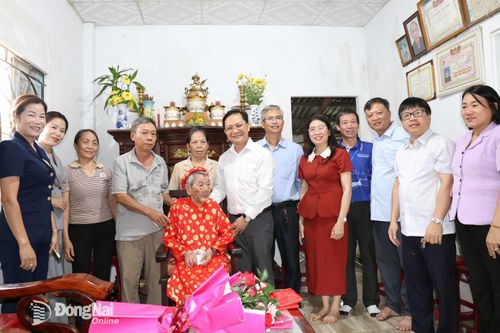 Đoàn công tác của thành phố Đồng Nai và địa phương thăm, tặng quà, chúc thọ cụ Nguyễn Thị Dách ở khu phố 9, phường Đồng Phú. Ảnh: Ngọc Huyền