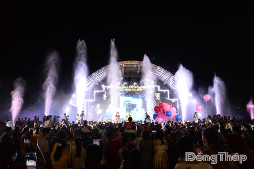 Biểu diễn nhạc nước, ánh sáng và trình diễn mapping nghệ thuật “Về nghe sông kể” vào tối 6-6.