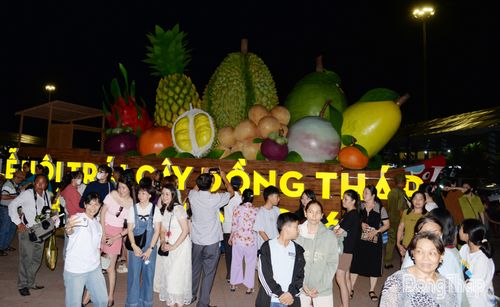 Người dân tập trung chụp ảnh lưu niệm tại khu vực tổ chức Lễ hội.