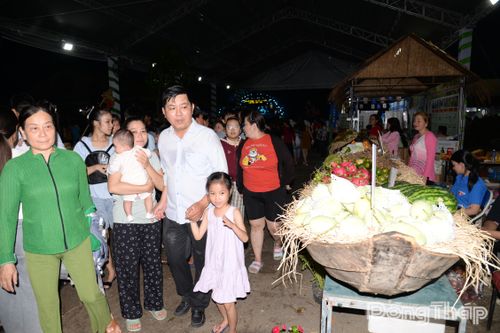 Người dân tham quan Không gian trưng bày, triển lãm chuỗi giá trị ngành hàng trái cây Đồng Tháp.