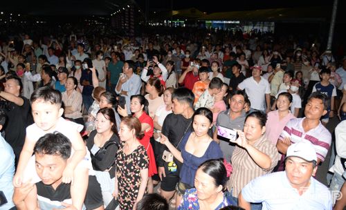 "Biển người" đổ về Quảng trường Hùng Vương để tham quan, trải nghiệm các hoạt động tại Lễ hội.