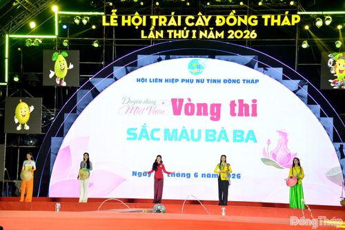 Thí sinh tham gia vòng thi “Sắc màu bà ba”.