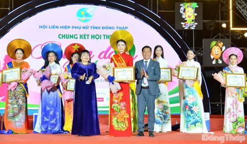 Ban Tổ chức Hội thi trao giải Nhất cho thí sinh Nguyễn Ngọc Yến Thi (xã Vĩnh Bình, tỉnh Đồng Tháp).
