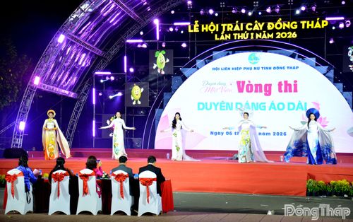 Thí sinh tham gia vòng thi “Duyên dáng áo dài”.