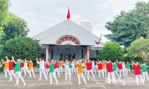 Người cao tuổi tham gia tập thể dục dưỡng sinh, rèn luyện sức khỏe mỗi sáng tại địa phương.