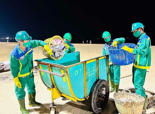 Rác thải sau khi thu gom được vận chuyển về điểm tập kết để xử lý theo quy định. Ảnh: D.Đ