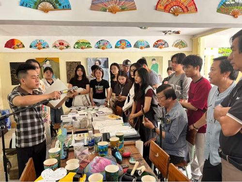  Các sinh viên Khoa Văn hóa Nghệ thuật giao lưu cùng họa sĩ khách mời. Ảnh: Thanh Sáng 