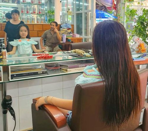 Bé Khánh Chi được mẹ dẫn đến salon Hương baby cắt tóc hiến tặng. Ảnh: Hải Yến