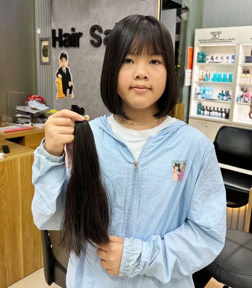 Em Hồ Lê Nhã Uyên (phường Pleiku) hiến tóc tại salon Phan Sơn. Ảnh: ĐVCC