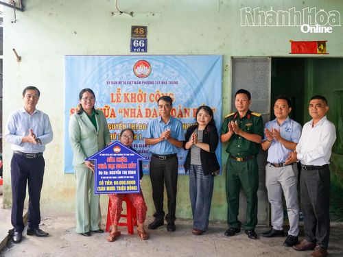 Lãnh đạo phường Tây Nha Trang trao kinh phí hỗ trợ sửa chữa nhà ở cho hộ có hoàn cảnh khó khăn. Ảnh: HOÀNG ĐỨC