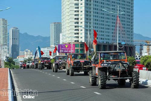Dàn xe đua địa hình diễu hành trên cầu Trần Phú.