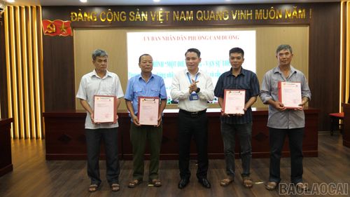 Ông Nguyễn Xuân Nhẫn - Chủ tịch UBND phường Cam Đường trao đồng thời giấy chứng nhận quyền sử dụng đất và giấy phép xây dựng cho một số hộ dân tổ 16, phường Cam Đường.