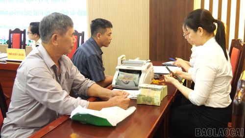 Với mô hình “Một điểm dừng - Vạn sự thông”, người dân có thể làm đồng thời giấy chứng nhận quyền sử dụng đất và giấy phép xây dựng, qua đó rút ngắn đáng kể thời gian giải quyết thủ tục hành chính.