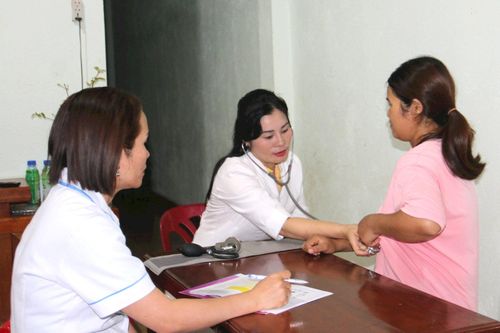 Phụ nữ đồng bào dân tộc thiểu số phường Đông Gia Nghĩa được đội ngũ cán bộ y tế cơ sở khám, tư vấn sức khỏe