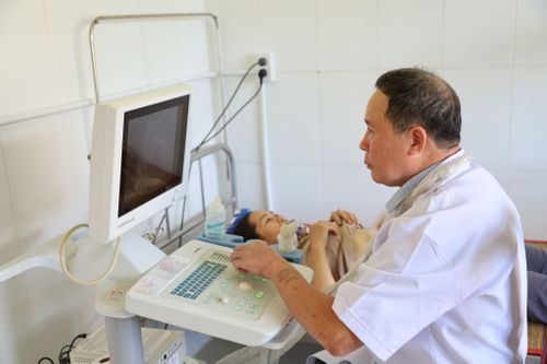 Ngành y tế Lâm Đồng tăng cường đầu tư trang thiết bị, đào tạo nhân lực, mở rộng các mô hình sàng lọc tại cơ sở, góp phần phòng, chống ung thư vú, ung thư cổ tử cung (Ảnh: Khám, chữa bệnh tại Trạm Y tế xã Cát Tiên 3)