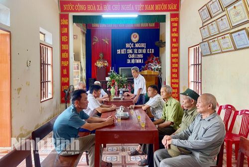 Cựu chiến binh thôn 1 Hải Minh, xã Hải Anh phổ biến, quán triệt tình hình tư tưởng cho các hội viên.