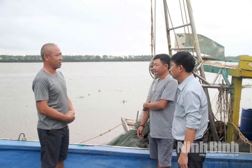 Đại diện xã Kim Đông tuyên truyền, nâng cao nhận thức cho các ngư dân trên địa bàn.