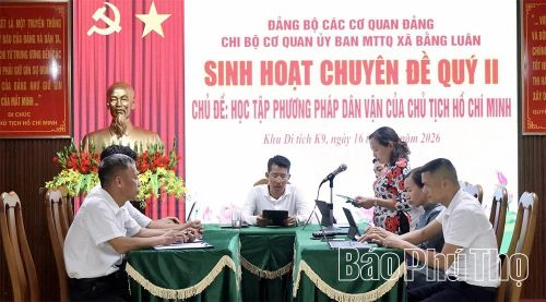 Đảng viên Chi bộ cơ quan Ủy ban MTTQ xã tham gia sinh hoạt chuyên đề quý II về học tập phương pháp dân vận của Chủ tịch Hồ Chí Minh.