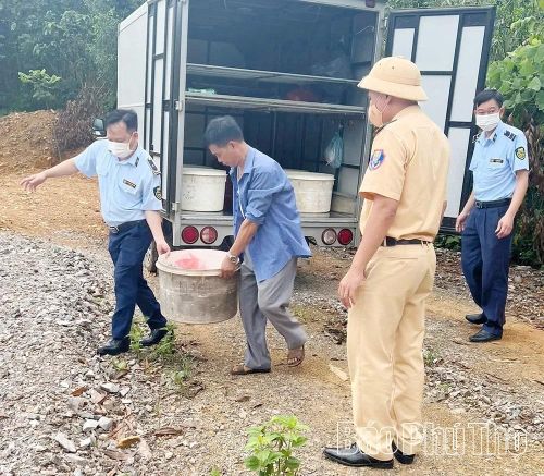 Lực lượng quản lý thị trường phối hợp với các đơn vị tổ chức tiêu hủy thực phẩm bẩn.