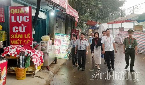 Đoàn kiểm tra liên ngành kiểm tra, tuyên truyền các hộ kinh doanh hàng hóa bảo đảm yêu cầu niêm yết giá, đúng nguồn gốc xuất xứ trong dịp Lễ hội Đền Hùng 2026.