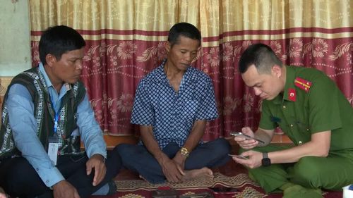 Lực lượng Công an xã Hướng Hiệp hướng dẫn người dân sử dụng VNeID và tích hợp giấy tờ - Ảnh: CTV
