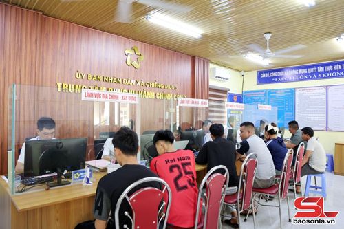 Nhân dân giao dịch thủ tục hành chính tại Trung tâm Phục vụ hành chính công xã Chiềng Mung.