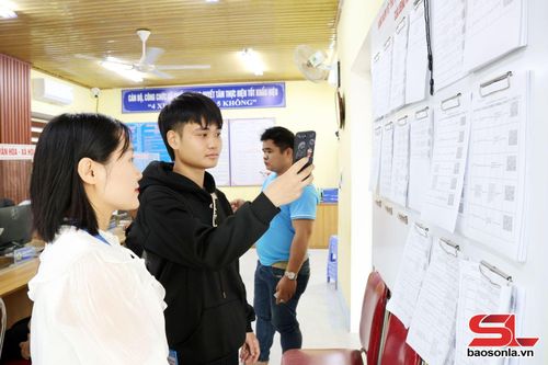 Nhân dân tra cứu thủ tục hành chính tại Trung tâm Phục vụ hành chính công xã Chiềng Mung.