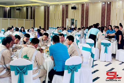 Liên đoàn Lao động tỉnh phối hợp với Công ty Cổ phần Môi trường và Dịch vụ đô thị Sơn La tổ chức Bữa cơm Công đoàn cho công nhân lao động.