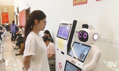 Người dân sử dụng Robot AI (lễ tân thông minh) để tìm hiểu thông tin.
