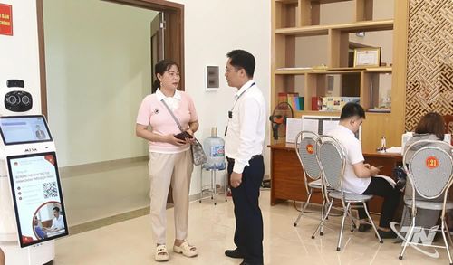 Cán bộ Trung tâm Phục vụ hành chính công phường Vạn Xuân hướng dẫn người dân làm thủ tục hành chính.