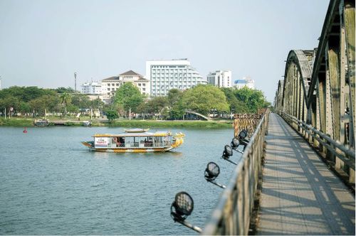  Một góc cầu Trường Tiền và sông Hương