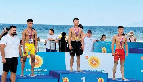 Minh Ý (trái) trên bục nhận HCB nội dung vật bãi biển nam U16 hạng 60kg. Ảnh: Đinh Kiên