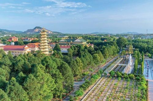 Vạn Phật Quang Đại Tòng Lâm được xây dựng với ý nguyện trở thành ngôi già-lam quy mô vào năm 1958 - Ảnh: Quảng Chuyên