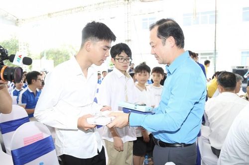  Đại diện Lãnh đạo Tổng Liên đoàn , Bộ Khoa học và Công nghệ, Công đoàn Khoa học và Công nghệ Việt Nam trao quà cho con của các đoàn viên, người lao động có thành tích học tập xuất sắc. Ảnh: Đức Minh. 