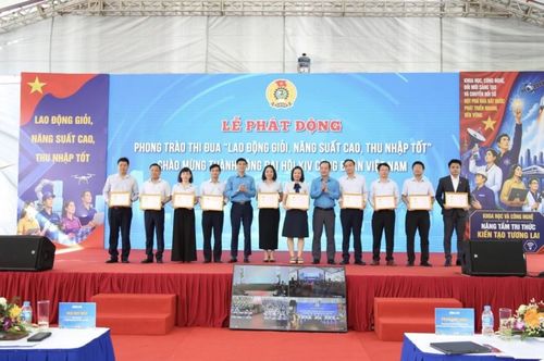 Đại diện Lãnh đạo Tổng Liên đoàn , Bộ Khoa học và Công nghệ, Công đoàn Khoa học và Công nghệ Việt Nam trao quà cho đoàn viên, người lao động theo Chương trình “Những món quà từ Đại hội XIV Công đoàn Việt Nam”. Ảnh: Đức Minh.
