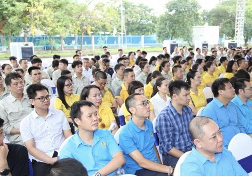 Tập thể công đoàn viên, người lao động từ các đơn vị tham gia tại điểm cầu trung tâm. Ảnh: Đức Minh.