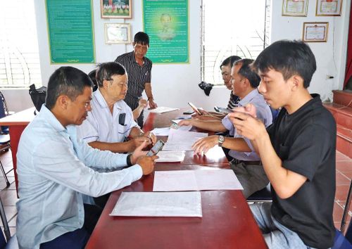 Phường Cảnh Thụy (Bắc Ninh) thành lập các tổ giúp việc thực hiện rà soát, làm sạch, làm giàu dữ liệu đất đai tại các tổ dân phố. Ảnh: PV