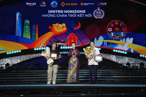 Bà Nguyễn Thị Anh Thi, Phó Chủ tịch UBND TP. Đà Nẵng, Trưởng Ban tổ chức DIFF 2026 trao kỷ niệm chương các đội thi đấu đêm thi thứ 2