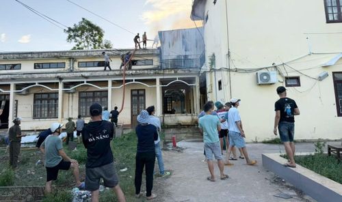 Công an xã Thượng Đức huy động hàng chục cán bộ, chiến sĩ cùng lực lượng tham gia bảo vệ an ninh, trật tự ở cơ sở tham gia chữa cháy.