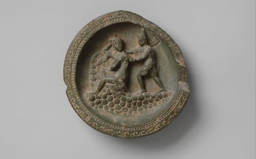 Chiếc đĩa nghệ thuật vùng Gandhara khắc họa huyền thoại Daphne và Apollo trong thần thoại Hy Lạp.(Bảo tàng Nghệ thuật Metropolitan, thuộc phạm vi công cộng).