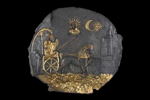 Phù điêu thế kỷ III trước Tây lịch được khai quật tại Ai-Khanoum, mô tả Mẫu thần Cybele trên cỗ xe do nữ thần chiến thắng Nike điều khiển.(Ảnh: Thierry Ollivier / Museé Guimet via Getty Images)