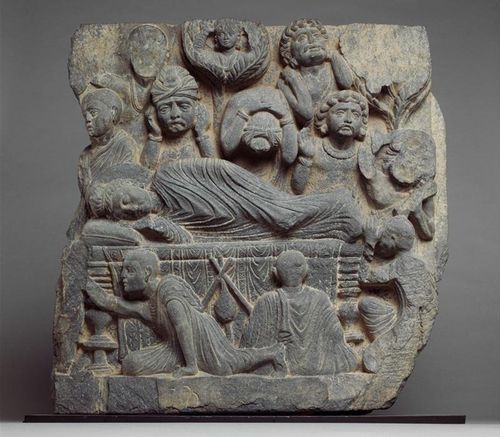 Cảnh đức Phật nhập Niết-bàn trong nghệ thuật Gandhara.(Bảo tàng Nghệ thuật Metropolitan, thuộc phạm vi công cộng).