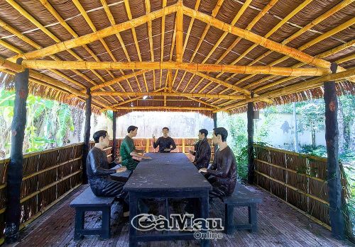  Một góc tái hiện khung cảnh hội họp và làm việc bên trong khu căn cứ, với các mô hình cán bộ, chiến sĩ đang thảo luận, gợi lại một thời kỳ gian khổ nhưng anh hùng.