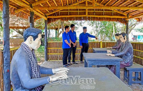 Cảnh quan phục dựng giúp thế hệ hôm nay thấu hiểu về điều kiện sống và chiến đấu gian khổ nhưng kiên cường của các thế hệ cha anh