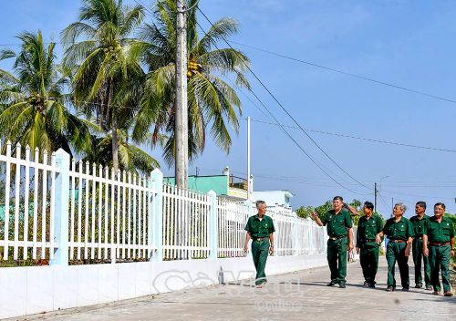Cựu chiến binh Khóm 23, phường An Xuyên, gương mẫu đi đầu trong các phong trào cách mạng tại địa phương, lan tỏa nét đẹp cống hiến trong cộng đồng dân cư.