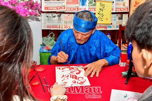 Ông Lê Hoàng Sơn, phường An Xuyên, gìn giữ nét đẹp thư pháp bằng các nội dung giáo dục về đạo đức, lòng hiếu thảo, tình yêu quê hương đất nước, góp phần lan tỏa nét văn hóa truyền thống vô cùng quý báu của dân tộc.